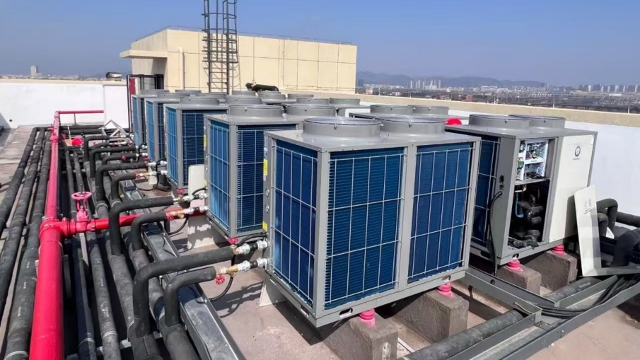 Norberak eraikitako fabrika-eraikinak iturri bikoitzeko bero-ponpa sistemaz hornituta daude, parkean karbono gutxiko energia hornitzeko eredu berri bat ezarriz.